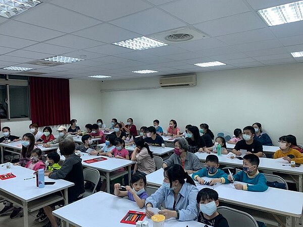 兒童節時舉辦的手作鑰匙圈活動,小朋友們聚精會神地聆聽教學過程。圖/許政鎧提供