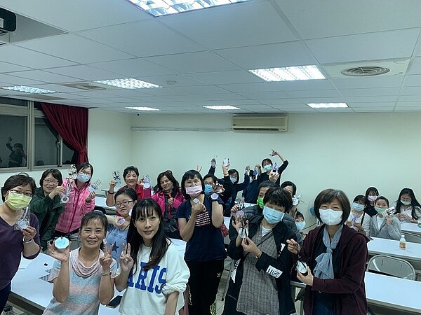 永樂里里民展示自己手作的香皂,不僅有新鮮的體驗,也具有實用性。圖/許政鎧提供