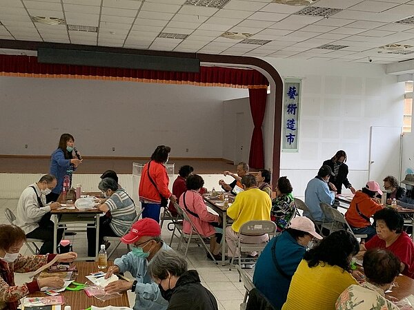 永樂里時常舉辦手作課程的活動,讓里內的男女老少不分年齡都可以一同參與。圖/許政鎧提供