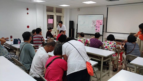 政鎧里長致力於關懷老年長輩的里民，會盡力提供大家所需。圖／許政鎧提供