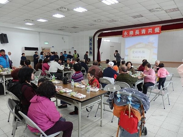 永樂里舉辦的共餐活動，鼓勵銀髮族參與社交活動。圖／許政鎧提供
