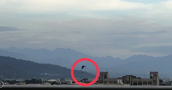 員林楊姓市民26日傍晚在自家8樓拍到有人飛動力飛行傘的景象,把影音po上臉書,由於一度飛的很低,讓民眾很怕他掉下來,不過一下子又看到飛行的人利用上升氣流再往上飛,看得民眾目瞪口呆。圖/民眾提供