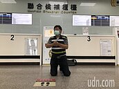 金門返台班機一位難求　民眾激動下跪懇求縣府幫忙