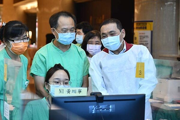 新北市長侯友宜27日至檢疫所，視察「遠距關懷虛擬病房平台」。圖／新北市研考會提供
