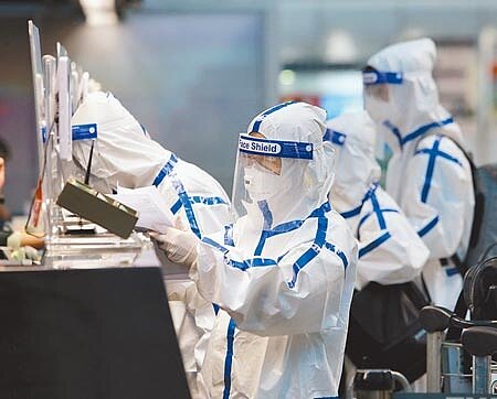 「關島機+酒+打疫苗」讓國內旅行社迎來一個契機,但中央流行疫情指揮中心25日宣布邊境管制再升級,不管去什麼國家,回台後都要住進防疫旅館,旅行社再度電話接不完,只不過這次是退訂的電話,短短四天關島疫苗夢就此破滅。圖為出國旅客在桃園機場櫃台辦理報到手續。(陳麒全攝)