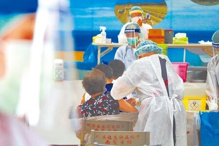 防堵Delta病毒擴散,屏東枋山設立的快打站,27日幫村民施打疫苗。(謝佳潾攝)