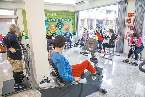 依勞保條例規定,自2008年起民眾可依出生年次計算老年給付請領年齡,明年將提高到63歲。圖為民眾休閒活動。圖/南投縣政府提供