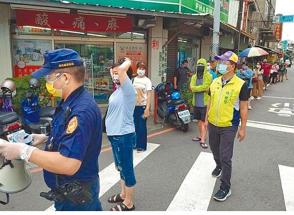 彰化名店不二坊蛋黃酥,不到中秋又見排隊人龍,經過彰化市公所和彰化縣政府溝通之後,店家同意改採電話預約取貨。(林世賢提供/吳敏菁彰化傳真)