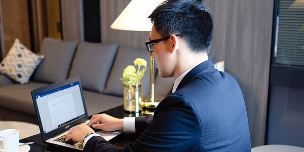 因應三級警戒延長，高雄福華大飯店推出遠端辦公室出租服務。圖／業者提供