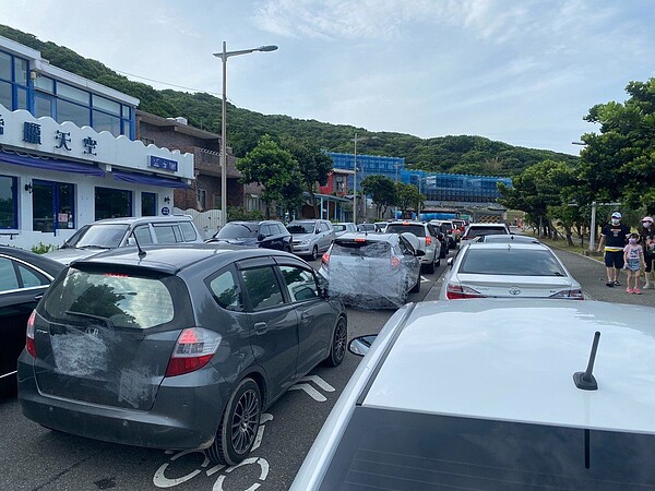 基隆市潮境公園出現大量人車,海科館研判應該都是來「放風」的遊客。圖/海科館提供