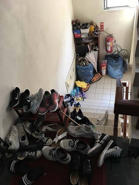 有網友貼出鄰居佔用梯廳堆放雜物的照片,其他人看了直呼:「光看照片就覺得味道很可怕」。圖/摘自PTT