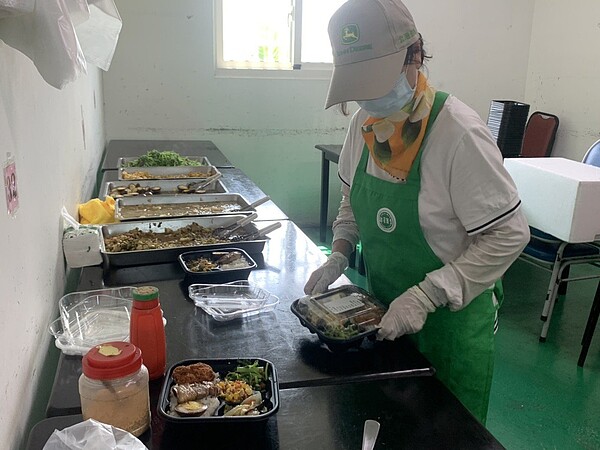 雲林縣口湖鄉蚵寮社區供餐業者準備餐食。圖／水保局提供