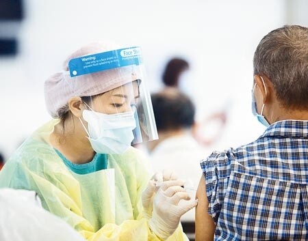 食藥署昨證實,高端疫苗有重要技術性資料待補齊,7月底才會進行EUA審查,亦即首支國產疫苗上市時間恐將延宕,短時間內尚需仰賴國外供貨,圖為民眾施打AZ疫苗。(陳怡誠攝)