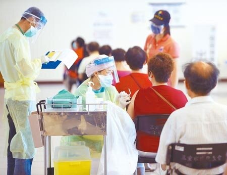 日本捐贈台灣124萬劑AZ疫苗,15日開打以來,目前接種累積死亡229人。根據世界衛生組織WHO16日最新官網顯示,這批疫苗尚未完成相關查驗列入緊急使用清單(EUL),圖為三重區參與防疫關懷服務的鄰長27日在三重體育館施打AZ疫苗。(陳怡誠攝)