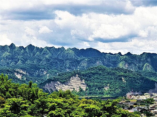 南投縣草屯九九峰是縣內指標性的山脈,視野開闊景觀優美。記者賴香珊/攝影