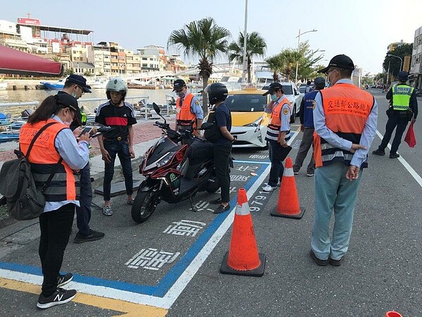 高雄鼓山區哨船街時常有改裝車輛呼嘯而過,警方與環保局人員在哨船街不定時規畫稽查,取締改裝等違規,圖為今年3月取締情形。圖/讀者提供