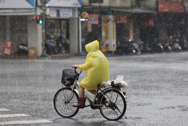 氣象局目前針對台南、高雄、屏東發布大雨特報。圖／聯合報系資料照