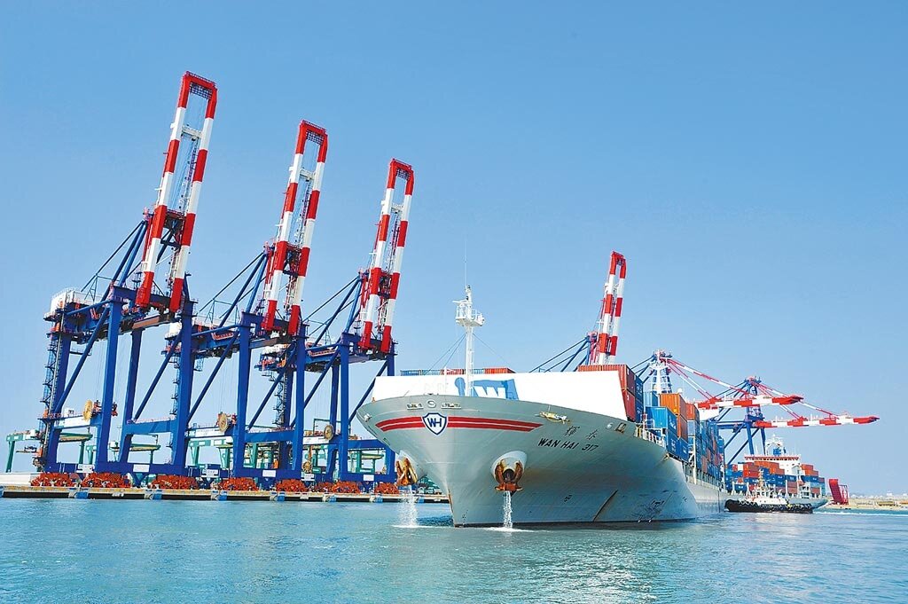 昨日航海王與鋼鐵人撐住台股,貨櫃三雄全面亮燈漲停,萬海股價衝上300元。圖為萬海的現成船共21艘交船。(萬海提供)