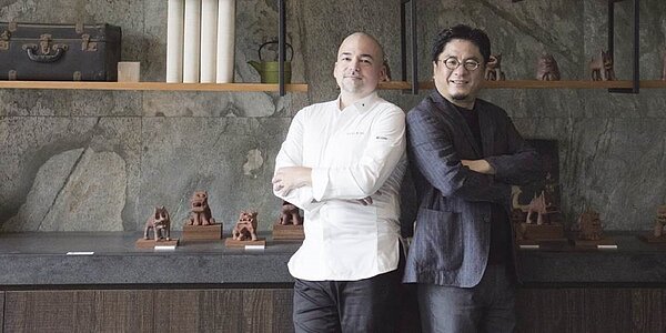 承億文旅集團創辦人戴俊郎(右)攜手米其林二星法籍主廚Xavier Boyer博雅維,規畫高雄承億酒店26樓餐廳。圖/承億文旅集團提供