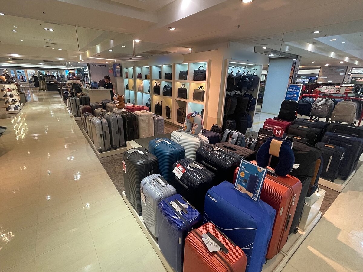 資深行李箱業者表示,6月下旬逢畢業季、出國打疫苗熱潮,業績稍有回升,但與疫情爆發前相比仍差7成以上。記者楊湛華/攝影