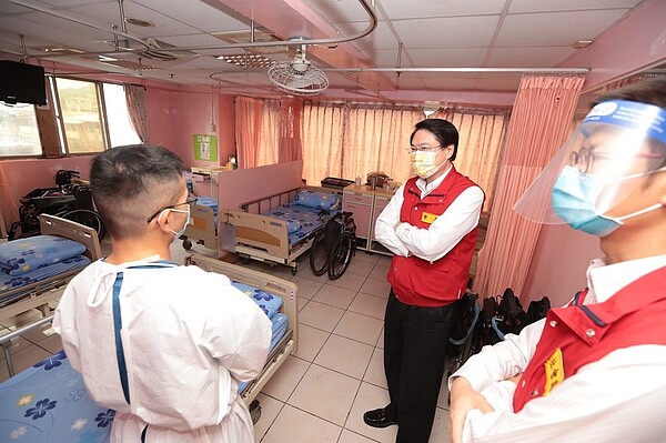 基隆市長林右昌(中)今天到逸嘉養護中心,了解業者整備狀況,明天將有8名住民回來入住。圖/基市府提供