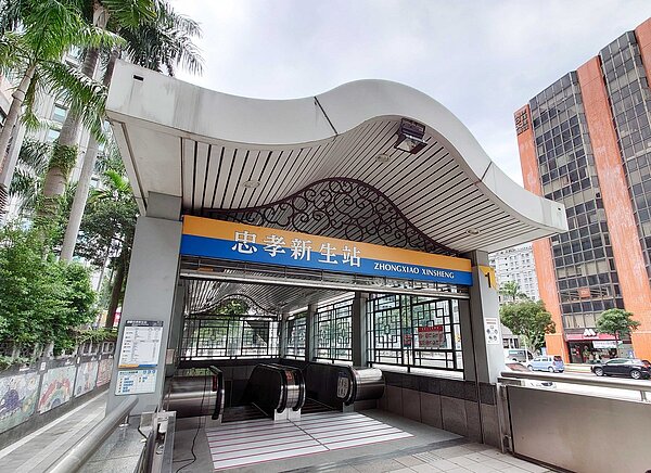 忠孝新生站1號出入口單向電扶梯已改善為雙向電扶梯，自6月30日起重啟使用。圖／北捷提供