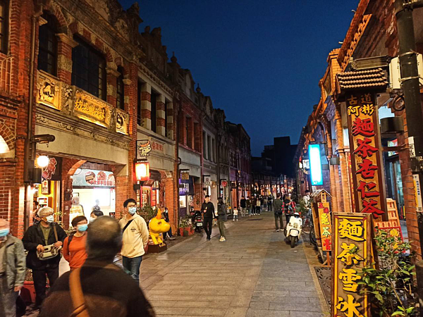 改造前的三峽老街,有部分燈具因受損或線路無法修復而不亮,且傳統燈泡也較耗電。圖/三峽區公所提供