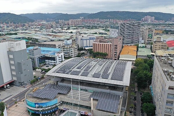 太陽光電系統以北部來說,平均10至12年即可回收成本,非常適合住家及工廠屋頂裝設。圖/新北市政府提供