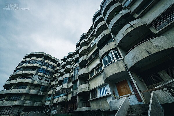 破除「北海岸鬼屋、廢墟」傳言,新北市政府2020年10月協助海灣新城住戶成立管委會並舉辦淨灘及家園環境整理,也凝聚社區共識,期望推動翻新。圖/新北市城鄉局