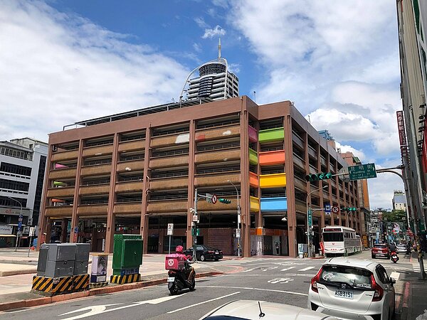 2021年6月26日,正在進行外牆彩繪工程的峨眉立體停車場。(張哲生拍攝)