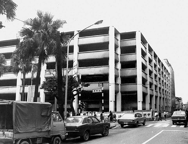 1975年11月10日,接近完工的峨眉立體停車場。(張哲生提供)