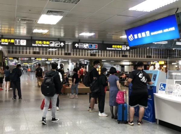 金門往台灣的班機近期都一位難求，機場搭機的民眾，明顯增多。圖／記者蔡家蓁攝影