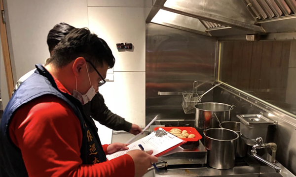餐飲業空氣污染防制設施管理辦法延後上路。圖/北市環保局提供