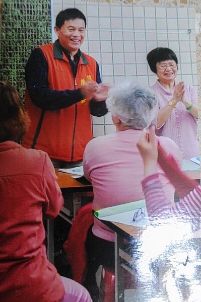 陳文乾常在里辦舉辦活動,與里民同樂 翻拍自陳文乾提供照片
