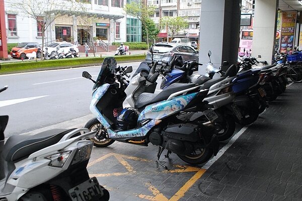 張朝雄於騎樓劃設之黃網格 張愷丰/攝