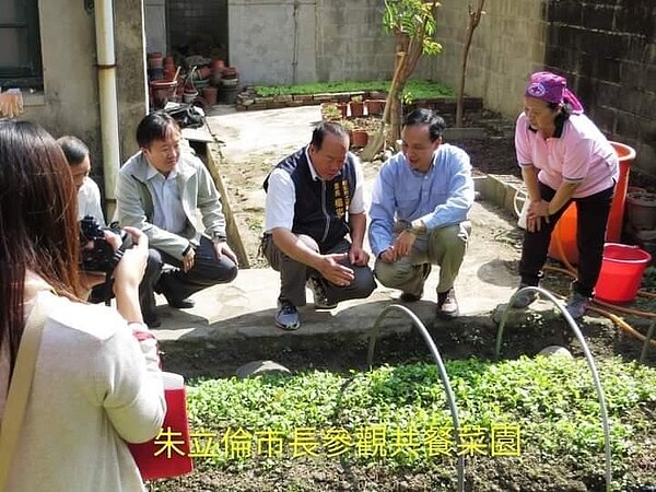 闢建共餐菜園，自給自足享用自己種的菜。張建雄攝