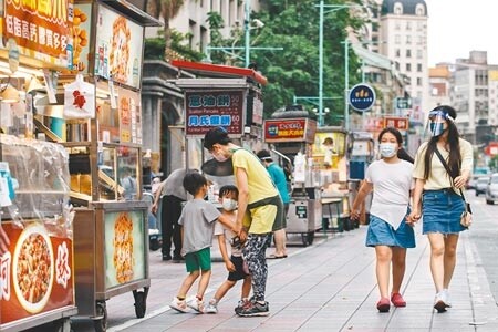 全台三級警戒至今，許多攤商、夜市停業月餘，北市29日宣布5個夜市「微解封」，餐點一律外帶，人潮和攤位也比以往少了非常多。圖／郭吉銓攝