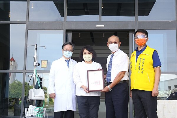 三珈企業董事長汪輝(右二起)今捐贈嘉基醫院及陽明醫院各2台HFNC,嘉市長黃敏惠回贈感謝狀。圖/嘉義市政府提供