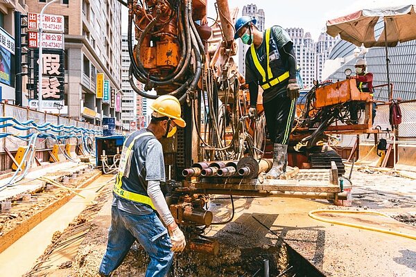 桃園捷運綠線工程GC02標及GC03標施工，捷工局憂疫情致工期落後擴大。圖／桃園捷工局提供
