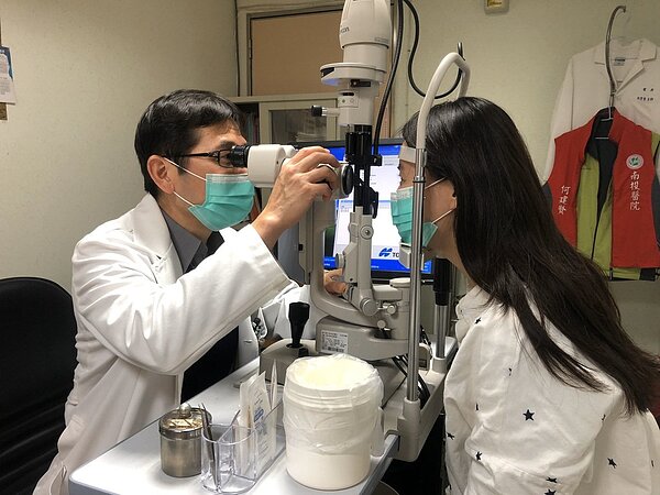 南投醫院眼科主任何建賢建議避免兒童長時間用3C產品,多凝視遠方,預防近視形成。圖/南投醫院提供