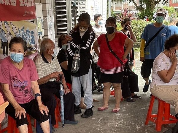 蘇澳鎮衛生所出現施打疫苗人潮。圖/讀者提供