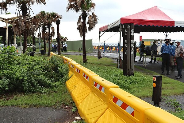 高雄旗津海岸線綠帶受海浪侵襲，市府在旗津三路進行堤岸應急工程。圖／高雄市水利局提供
