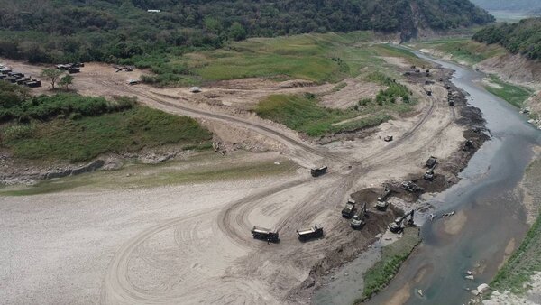 國軍支援曾文水庫清淤提前達標，完成清淤目標30萬噸。圖／南水局提供