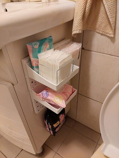 男友特地在浴室架設擺放衛生棉的架子,讓原PO看了非常感動。圖/截自Dcard