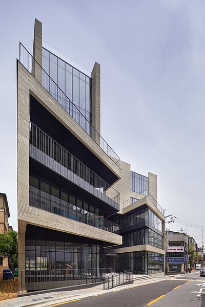 南韓天王Rain售出位於清潭洞的六層大樓,轉手賺了8億台幣。圖/取自sedaily