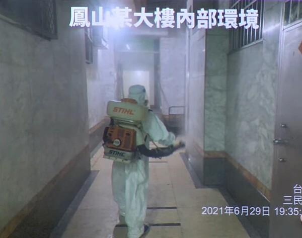 高雄鳳山30年大樓爆5例確診,內部公共空間狹小造成感染風險。圖/高雄衛生局直播