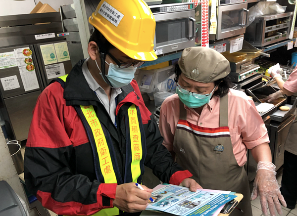 商家宣導及水質稽查作業。圖/臺北市政府工務局衛生下水道工程處