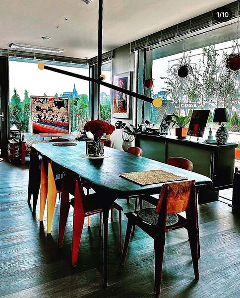 餐桌是設計師Valentin Loellmann的原木餐桌,要價台幣107萬元。餐桌椅則是搭配Jean Prouve每張動輒40萬台幣的標準椅。圖/摘自GD IG