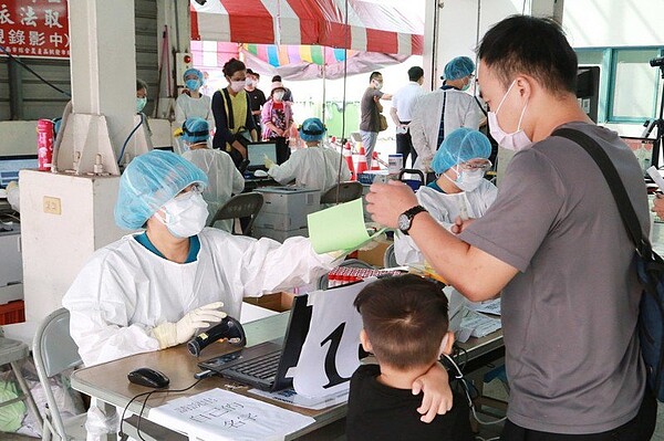 台南市長黃偉哲今天前往安南區果菜市場篩檢站關心篩檢情況。圖/市府提供