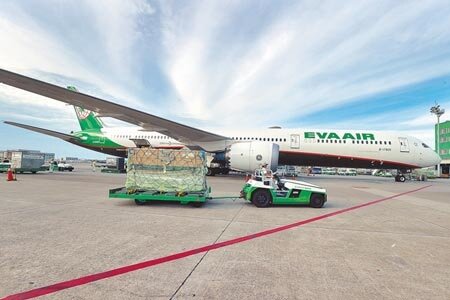 蔡英文總統在臉書表示,疫苗是對抗疫情的重要武器,所以必須加速擴大疫苗接種。圖為亞東醫院醫護人員日前為民眾打疫苗的畫面。中時報系資料照